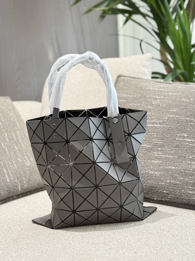 三宅一生 六格是我觉得最轻便最百搭的。这组彩色扣的是今年的新颜色, 夏季容量非常大 面料轻飘飘的极度舒适 三宅--生是我最早接触的包, 也是个人认为很耐看的- 三宅一生 六格是我觉得最轻便最百搭的。这组彩色扣的是今年的新颜色, 夏季容量非常大 面料轻飘飘的极度舒适 三宅--生是我最早接触的包, 也是个人认为很耐看的-