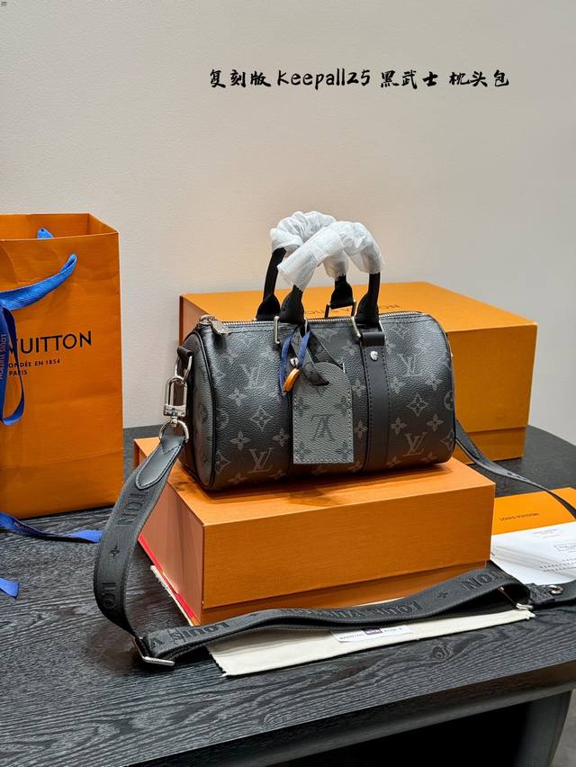 全套礼盒包装 黑花复刻版！带芯片！ 男帅女飒！！Lv Keepall25 黑武士真的泰裤辣 Keepall 25枕头包 黑银配色 时髦与酷酷并存 黑色老花有辨识