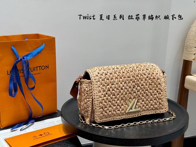 带盒子 Lv Twist West夏日系列 草编款 最近兴起的拉菲草风格的包包 高级感爆棚!!! 光泽的肌理 看得见的质感 适配多种场合 拿在手上秒变气质高贵的 带盒子 Lv Twist West夏日系列 草编款 最近兴起的拉菲草风格的包包 高级感爆棚!!! 光泽的肌理 看得见的质感 适配多种场合 拿在手上秒变气质高贵的