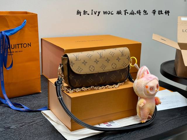 带礼盒 搭配拉布布挂件 Size:22*12Cm Lv 新晋爆款黄花拼色Ivy Woc 老花出道即巅峰 双链条设计的腋下麻将包 可斜挎可单肩可手提 内置卡槽 可 带礼盒 搭配拉布布挂件 Size:22*12Cm Lv 新晋爆款黄花拼色Ivy Woc 老花出道即巅峰 双链条设计的腋下麻将包 可斜挎可单肩可手提 内置卡槽 可