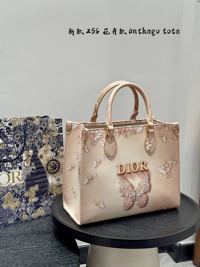 无盒子 Dior迪奥 24Ss 花卉款涂鸦 印花复古风 丛林托特 超火的Onthego Tote托特包 日常通勤都非常可会越用越喜欢的一款，值得入手。 尺寸：2