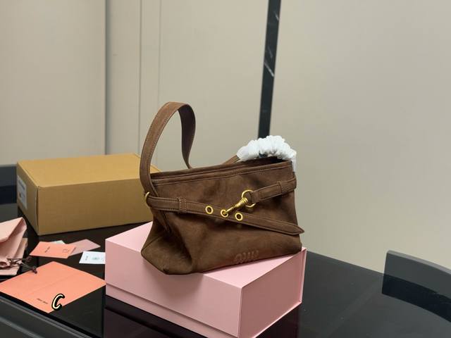 配折叠盒飞机盒 Miumiu 25Ss 腋下包 都市打工人注意啦!想要一款既时尚又实用的通勤包吗?这款复古腋下包,伯爵驼色,绝对是你的秋冬首选!高级感十足,搭配 配折叠盒飞机盒 Miumiu 25Ss 腋下包 都市打工人注意啦!想要一款既时尚又实用的通勤包吗?这款复古腋下包,伯爵驼色,绝对是你的秋冬首选!高级感十足,搭配