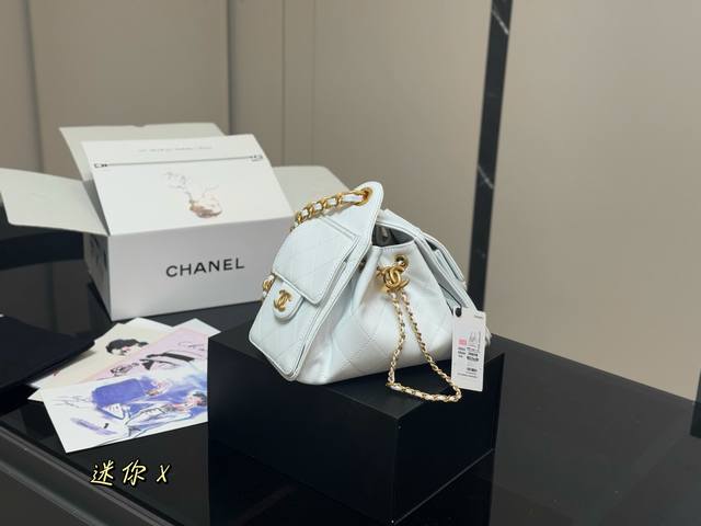 配折叠盒飞机盒 Chanel 25S Hobo迷你真绝绝子 今年香奈儿25S系列简直美爆... 这只Hobo是个小号尺寸个人觉得比较日常 鱼子酱的质感颗粒没这么