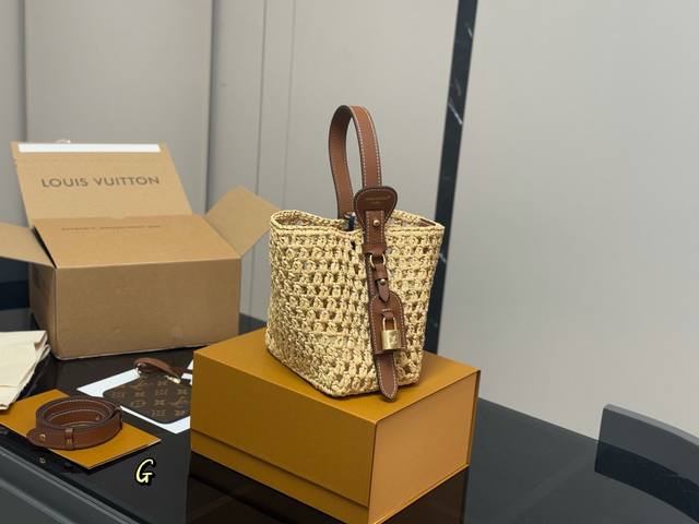 配折叠盒飞机盒 Lv中古包又一位当红炸子鸡来咯 一只看似中古中矩却又有点标新立异的包。 水桶包 尺寸:18.17Cm