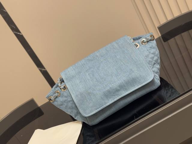香奈儿牛啊牛啊还得是牛仔 牛仔是很随性又很好用的一种材质呢吧 Chanel这一只的牛仔邮差包真的很乖呢 尺寸:30.24Cm