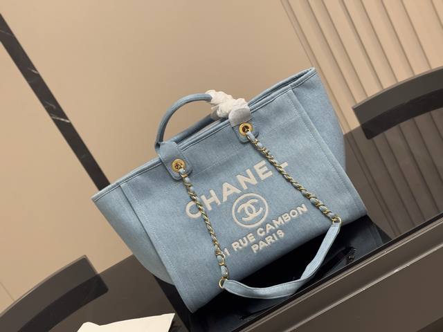 无盒 尺寸:35.27Cm 香奈儿 牛仔沙滩包 安排!安排! 今年出的这个沙滩包可太好看了 水洗做旧款更加有高级感 无盒 尺寸:35.27Cm 香奈儿 牛仔沙滩包 安排!安排! 今年出的这个沙滩包可太好看了 水洗做旧款更加有高级感