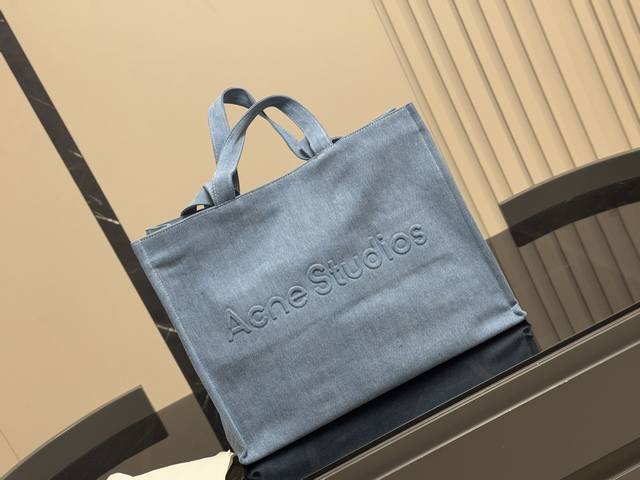 亚历山大王 Ryan托特包 满满的高级感 质感很高级 容量超级大也很耐用 日常出街背它回头率百分百 就是这种随性慵懒感 尺寸:46.36Cm