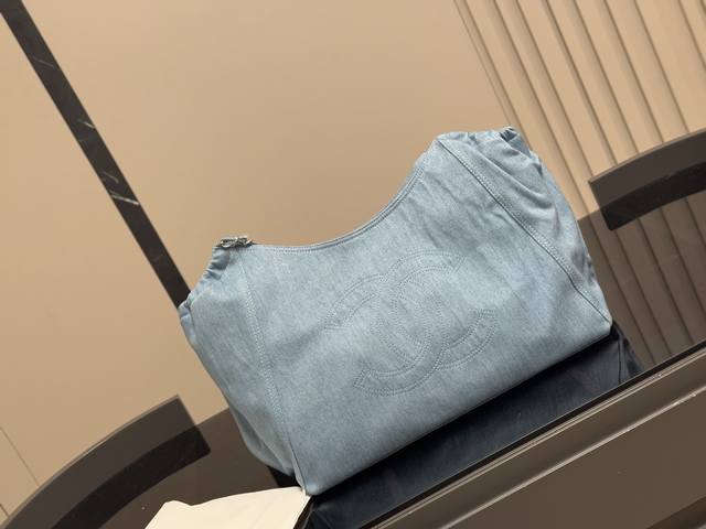 无盒 尺寸：43.28Cm 香奈儿 牛仔沙滩包 安排！安排！ 今年出的这个沙滩包可太好看了 水洗做旧款更加有高级感