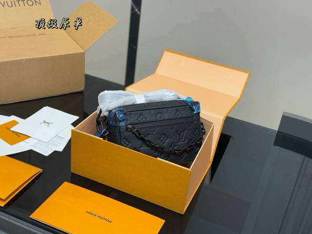 配折叠盒飞机盒 尺寸：18X13X8 Lv 盒子包 真的是可爱的方盒子 调调很色喜庆！ 真的是小可爱！ Mini Soft Trunk盒子包 细节超Ok