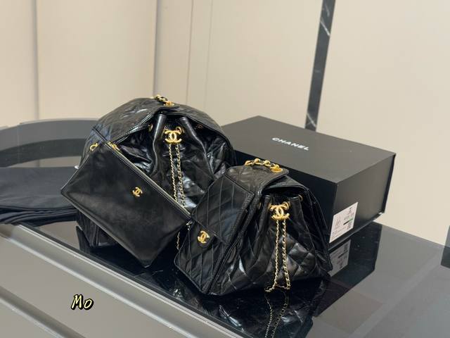 配盒 Chanel 25Bag 真绝绝子 今年香奈儿25S系列简直美爆... 这只Hobo是个小号尺寸个人觉得比较日常 翻毛皮的质感颗粒没这么重反而很细腻 也比
