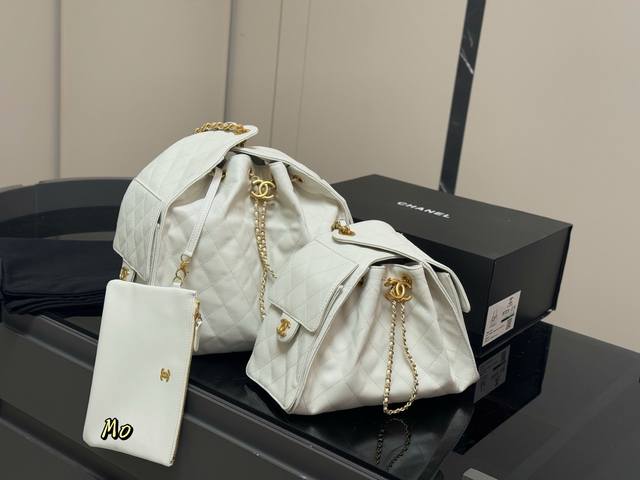 配盒 Chanel 25Bag 真绝绝子 今年香奈儿25S系列简直美爆... 这只Hobo是个小号尺寸个人觉得比较日常 翻毛皮的质感颗粒没这么重反而很细腻 也比