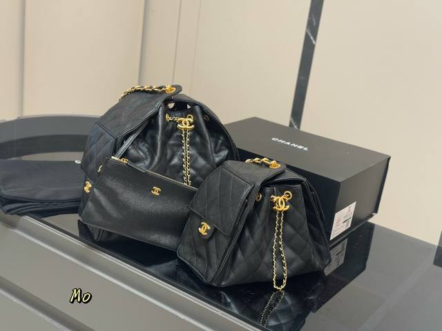 配盒 Chanel 25Bag 真绝绝子 今年香奈儿25S系列简直美爆... 这只Hobo是个小号尺寸个人觉得比较日常 翻毛皮的质感颗粒没这么重反而很细腻 也比
