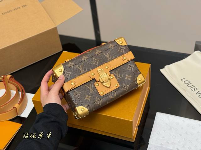 配折叠盒飞机盒 尺寸：20.14Cm Lv 盒子包 真的是可爱的方盒子 调调很色喜庆！ 真的是小可爱！ Mini Soft Trunk盒子包 细节超Ok