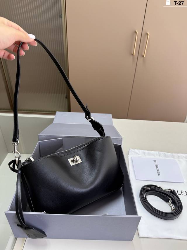 巴黎世家Redeo新品腋下包 新款可以说出道即巅峰，有是一神作， 慵懒塌塌的造型用在巴黎世家没有任何违和T-27尺寸23×13折叠盒