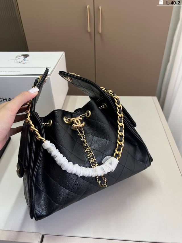 香奈儿Chanel 嬉皮腋下包托特包这款觉得手拎就很好看 配休闲装很酷啊！实物很漂亮 质感超级棒 L-40-2尺寸26×19折叠盒飞机盒