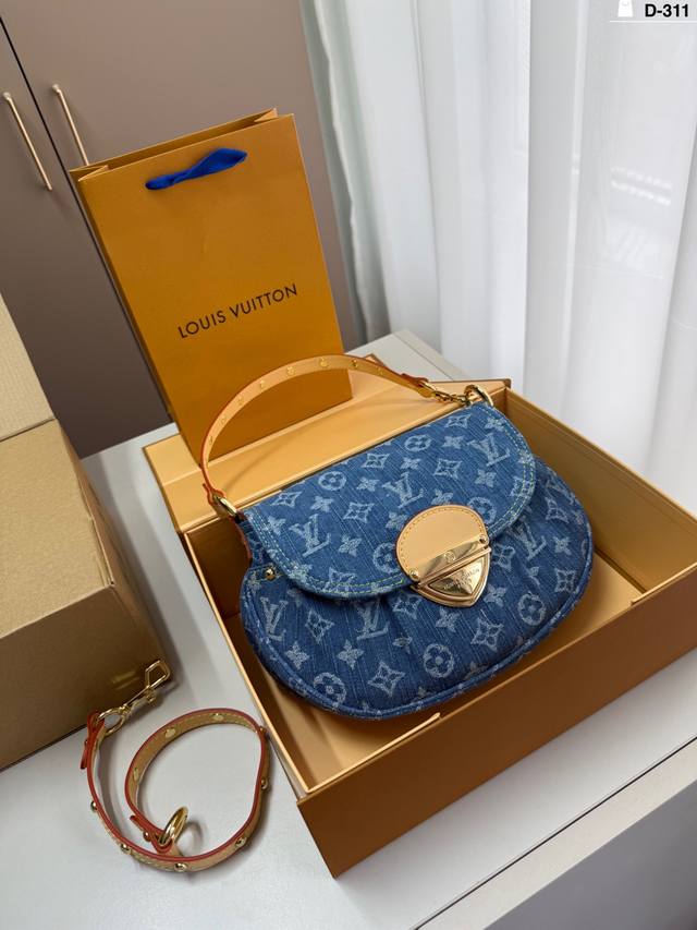 Lv路易威登丹宁牛仔系列元宝包饺子包 柔软轻便的牛仔面料随性时髦又街头特意选了经典的 元宝手袋 D-311尺寸25×16折叠盒飞机盒