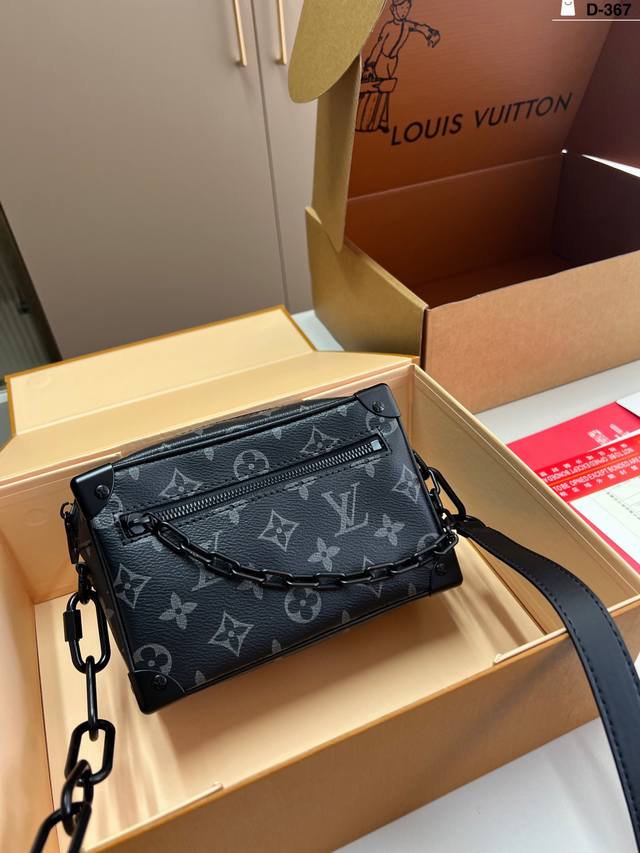 Lv 超人气 软盒子简直太好看了 这款可以手拿 可以斜背 在加上软盒子有加固包边 非常耐用 重量上也很轻 男女都可以用 D-367尺寸18×12 折叠盒飞机盒