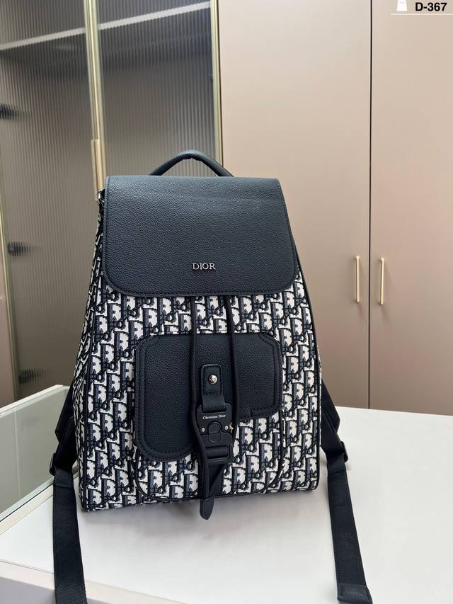 Dior包包Dior迪奥双肩包 回头率超高的一款双肩包 轻便容量又大出行必备的单品 D-367尺寸28×39
