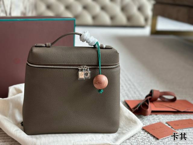 全套包装 送Logo檀木香挂件 Loro Piana Extra Pocket小书包 -秒钟爱上Loro Piana这款双肩小背包，- -如既往的简约高级感口