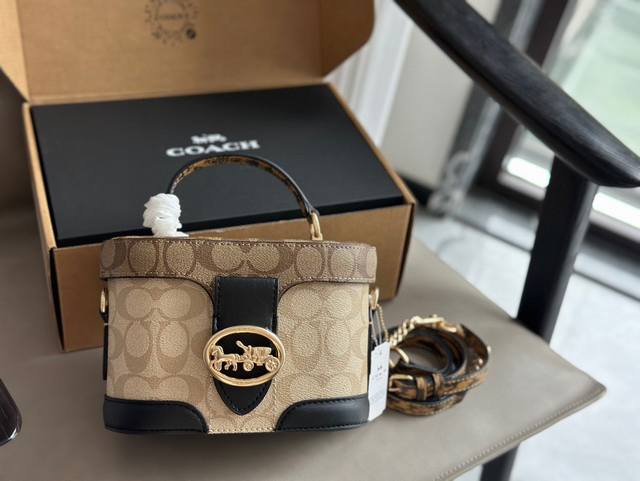 配盒 Size：19*13Cm C家 新款Georgie 限量老花盒子包， 这款透露着高级质感， 而且超级百搭。 是该给自己一个换季包包啦~ 原版五金！订货版！