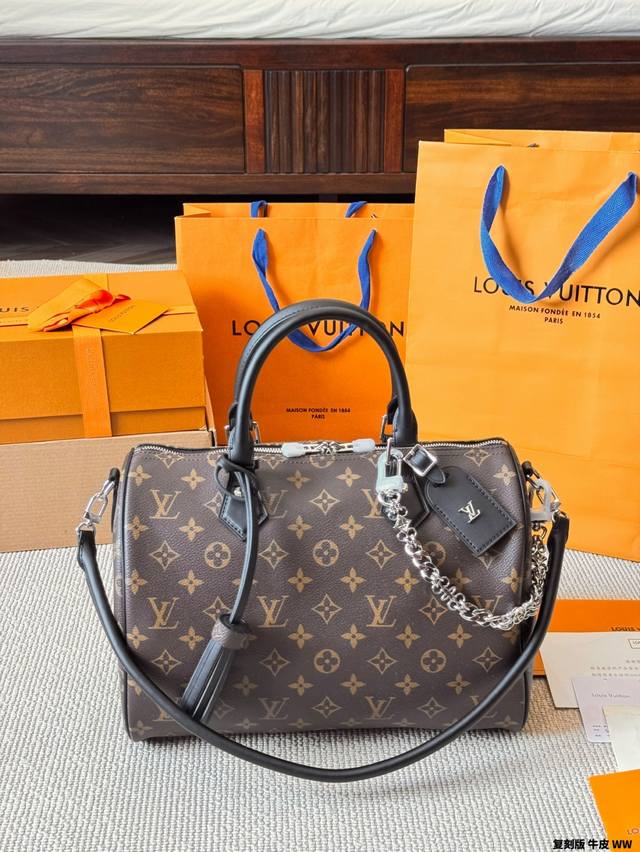 复刻版 牛皮 Lv 新款 Speedy 30 带链条 新的这只包，加了链条 真的更好看 还是一样有老花的元素 黑色的肩带，加分加分 30这个容量，短期旅行带它都