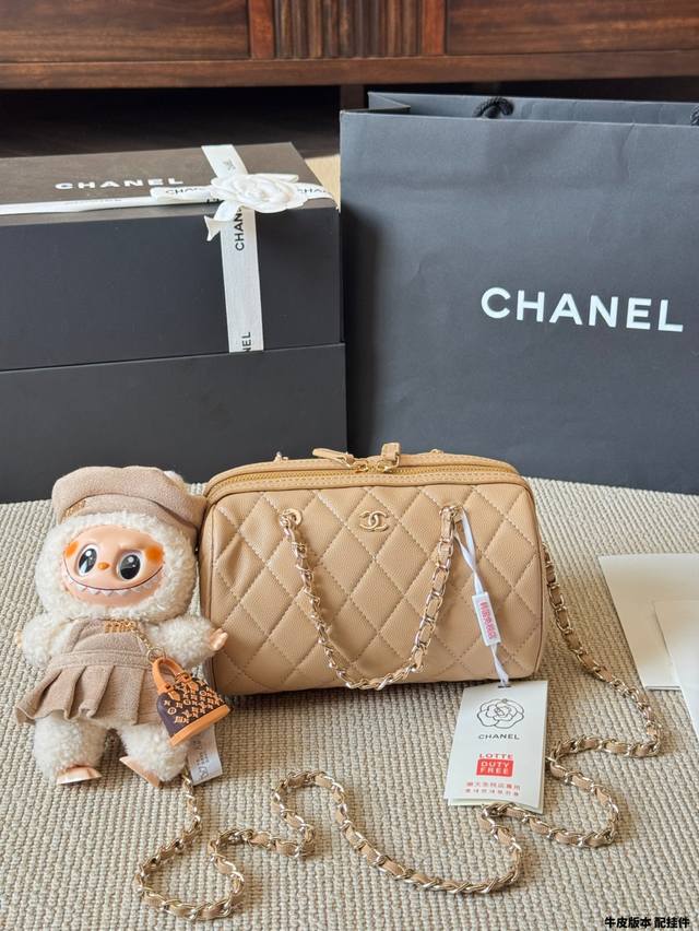 牛皮版本 配挂件 Chanel 保龄球包白金 荔枝牛太美啦 小巧玲珑！精致到无法呼吸的小保龄球包 圆鼓鼓的包型随手一拎都超可爱！ 经典耐用的荔枝牛皮的材质很加分