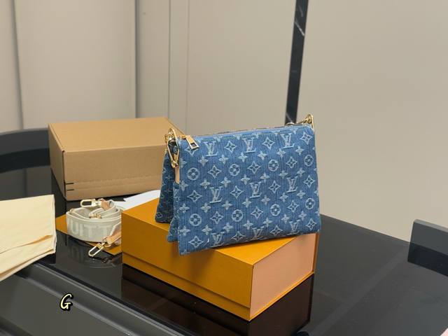 配折叠盒飞机盒 Size：26*20Cm 这才是春日天菜 Coussin 抱抱包真的好适合春夏啊， 牛仔元素真的百搭且随性！ Lv 牛仔丹宁真的好看又舒服！ 配