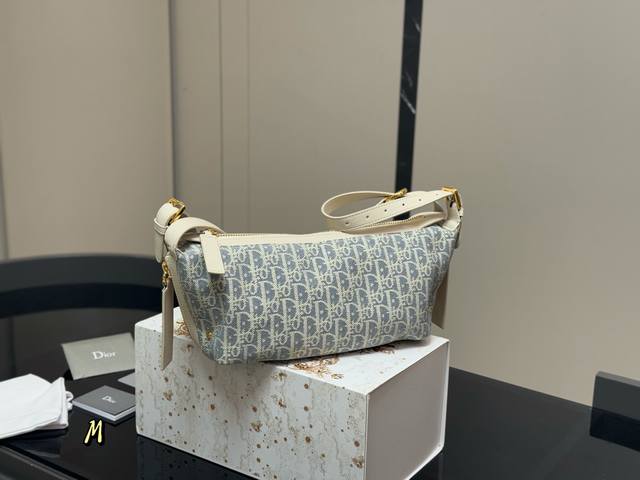 配折叠盒 迪奥Dior腋下饭盒包 上身很清淡的淡蓝色加米色 包包百搭不挑人，上身是很清冷的感觉，妥妥气质美人，内衬干净，五金刻字清晰颜色好看又百搭 尺寸:35.
