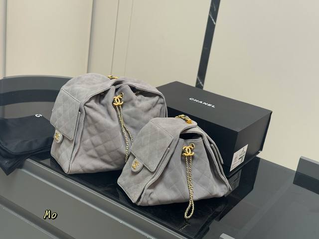 配盒 Chanel 25Bag 真绝绝子 今年香奈儿25S系列简直美爆... 这只Hobo是个小号尺寸个人觉得比较日常 翻毛皮的质感颗粒没这么重反而很细腻 也比