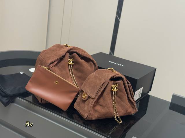 配盒 Chanel 25Bag 真绝绝子 今年香奈儿25S系列简直美爆... 这只Hobo是个小号尺寸个人觉得比较日常 翻毛皮的质感颗粒没这么重反而很细腻 也比