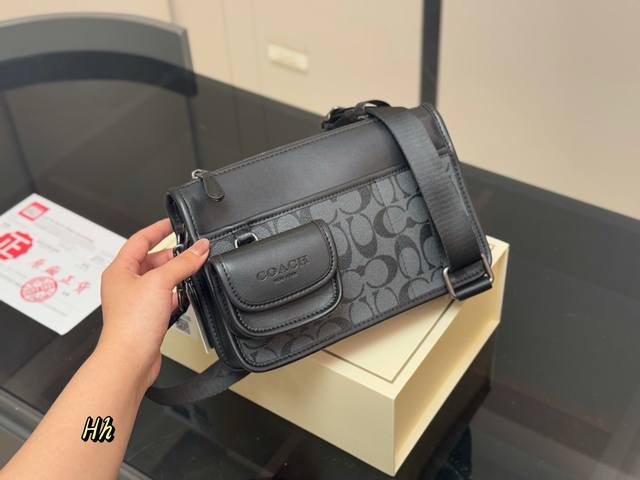 配盒 Size：25*16Cm 蔻驰 新款！ 男生都会喜欢的二合一 二合一的款式对于男生来说真的太友好了又能装又百搭 搜索蔻驰 Coach 男包