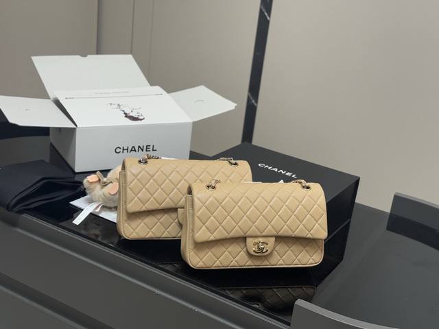 配挂件 配折叠盒 香奈儿Chanel Cf链条包25Cm Chanel Cf 从诞生之日，就成为了经典，并且几十年都经久不衰，也印证了那句话： 流向易逝，风格永