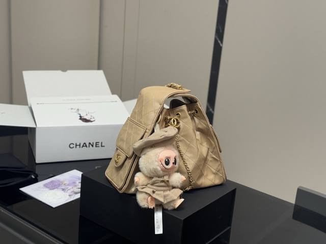 配挂件 配盒 Chanel 25S Hobo小号真绝绝子 今年香奈儿25S系列简直美爆... 这只Hobo是个小号尺寸个人觉得比较日常 鱼子酱的质感颗粒没这么重