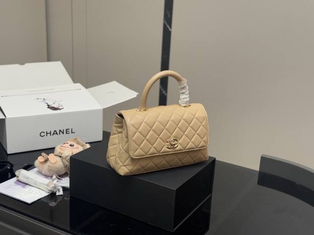 配挂件 配折叠盒飞机盒 Size：23*14Cm 香奈儿Coco Handle 手提包 粒面牛皮材质 原版K金！！