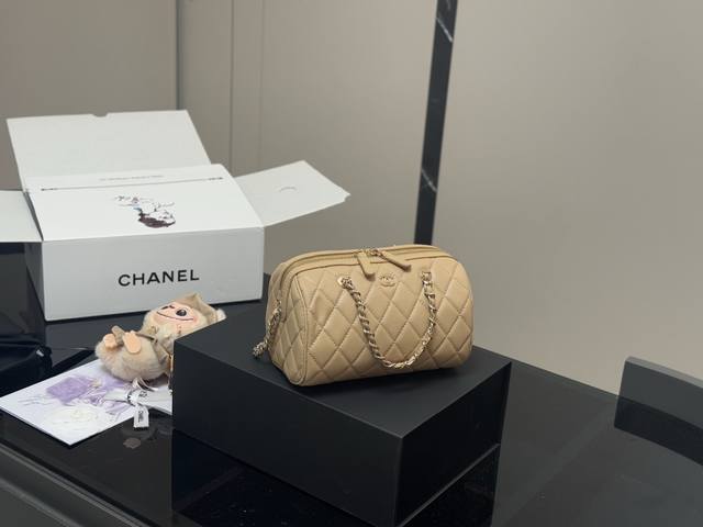 配挂件 配折叠盒飞机盒 Size：19.11Cm 香奈儿25P保龄球包 这个保龄球包真的太香了~ 近期很有人气的一只Vintage Chanel 保龄球包。 版