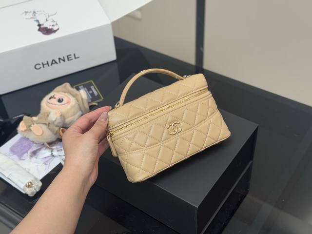 配挂件 配折叠盒飞机盒 Size：19.12Cm 香奈儿饭盒 Hobo 又称流浪包 包身轻便又有容量 又精美又实用，性价比超高 推荐入手之一 太好搭啦！随手一提