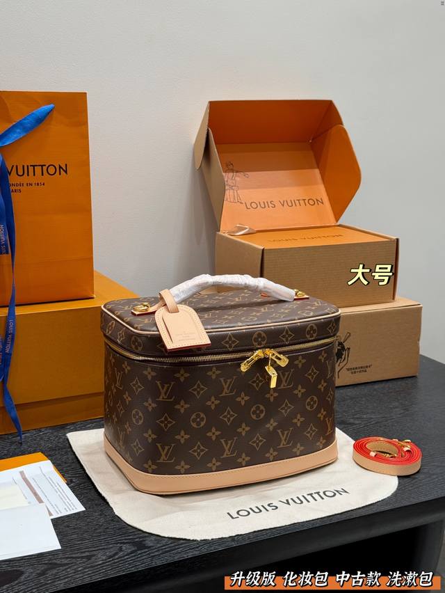折叠礼盒飞机盒 升级版！钢五金！ Lv这一季的化妆包颇受时尚界的青睐手提化妆箱 做洗漱包也是很高级的 看到第一眼就种草了！！ 造型很硬核 但空间很实用~ 走在路