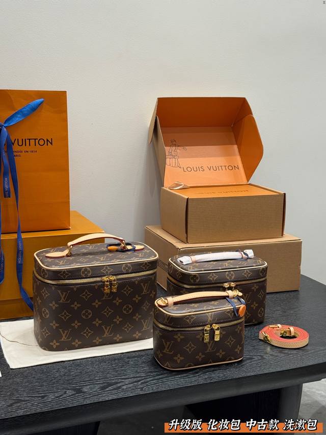 折叠礼盒飞机盒 升级版！钢五金！ Lv这一季的化妆包颇受时尚界的青睐手提化妆箱 做洗漱包也是很高级的 看到第一眼就种草了！！ 造型很硬核 但空间很实用~ 走在路