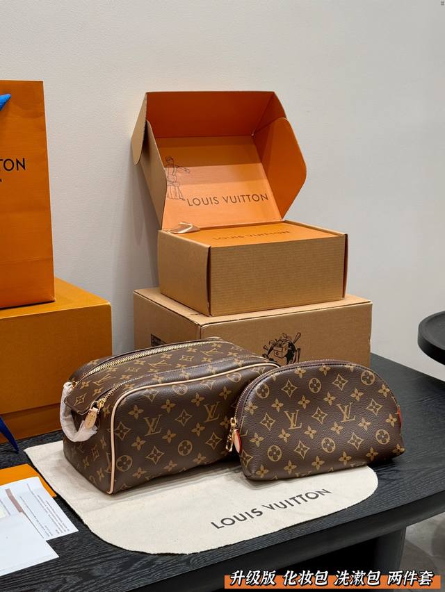 全套礼盒包装 升级版 钢五金 Size：27*14Cm 这个化妆包一定要好好夸一下 用它真的太方便啦！ 出去旅游的话 一个包可以解决所有问题！ Lv 化妆包 里