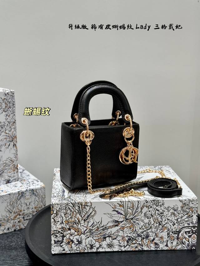 折叠礼盒 升级版 Dior迪奥 稀有皮蜥蜴纹Lady戴妃包 采用牛皮革精心制作 中号款式,搭配可拆卸的链条肩带 可拆卸的皮革肩带,可手提、肩背或斜挎 是日常造型 折叠礼盒 升级版 Dior迪奥 稀有皮蜥蜴纹Lady戴妃包 采用牛皮革精心制作 中号款式,搭配可拆卸的链条肩带 可拆卸的皮革肩带,可手提、肩背或斜挎 是日常造型