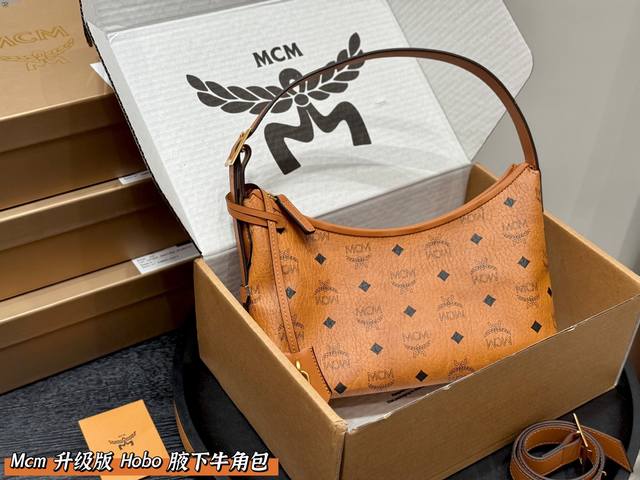 礼盒包装 升级版 Size：27*15Cm 这也太好看了吧！ Mcm 新品 Hobo包 牛角包 Mcm 的新品腋下包 真的是今年的王炸款 有两根肩带，多种背法，