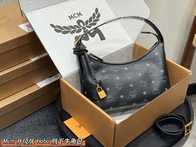 礼盒包装 升级版 Size：27*15Cm 这也太好看了吧！ Mcm 新品 Hobo包 牛角包 Mcm 的新品腋下包 真的是今年的王炸款 有两根肩带，多种背法，