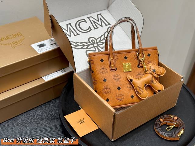 配礼盒 带挂件 升级版! Mcm 经典菜篮子 越看越可爱 经典配色 容量日常出门没毛病 手机 钥匙 钱包都能轻松放下 颠覆我对迷你包的概念 爱了爱了 可斜挎可手 配礼盒 带挂件 升级版! Mcm 经典菜篮子 越看越可爱 经典配色 容量日常出门没毛病 手机 钥匙 钱包都能轻松放下 颠覆我对迷你包的概念 爱了爱了 可斜挎可手