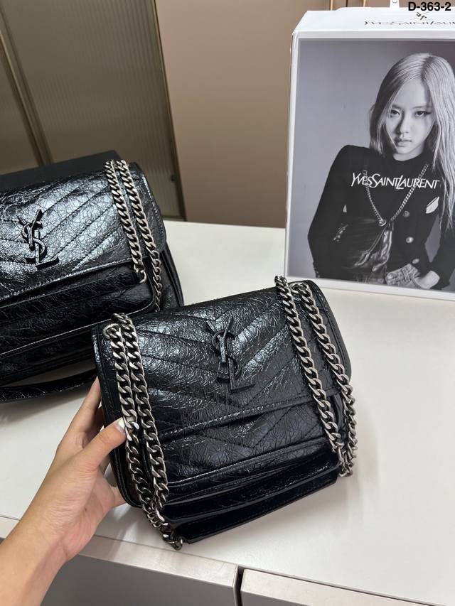 小 圣罗兰Ysl Niki邮差包 简直无法拒绝 超显气质 高级感十足 集美必入款 D-363-2尺寸23×18 28×21折叠盒飞机盒 小 圣罗兰Ysl Niki邮差包 简直无法拒绝 超显气质 高级感十足 集美必入款 D-363-2尺寸23×18 28×21折叠盒飞机盒