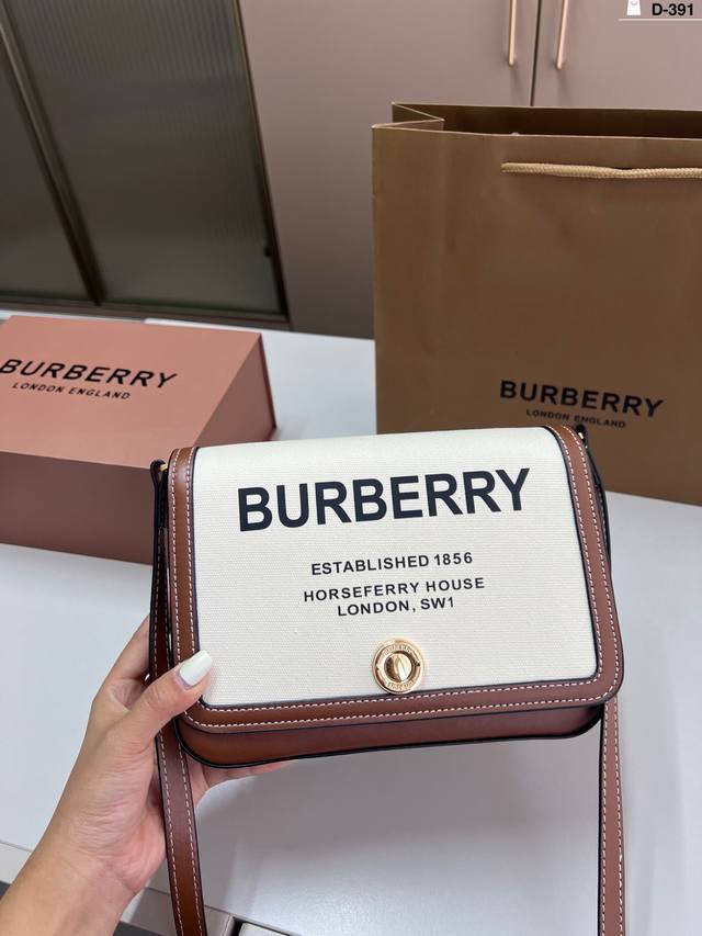 巴宝莉 帆布邮差包Burberry 精巧的斜背包 可单肩背、斜背，或缔造手拿包造型。 D-391尺寸21×16折叠盒