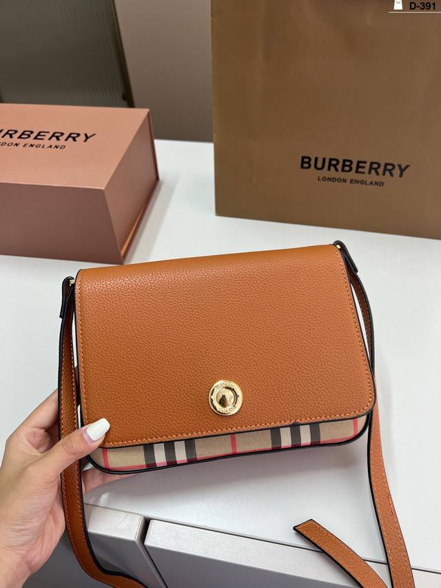 巴宝莉 格纹邮差包Burberry 精巧的斜背包 可单肩背、斜背，或缔造手拿包造型。 D-391尺寸21×16折叠盒