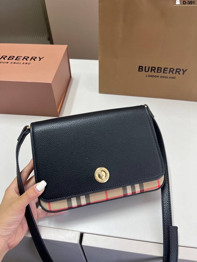 巴宝莉 格纹邮差包Burberry 精巧的斜背包 可单肩背、斜背，或缔造手拿包造型。 D-391尺寸21×16折叠盒