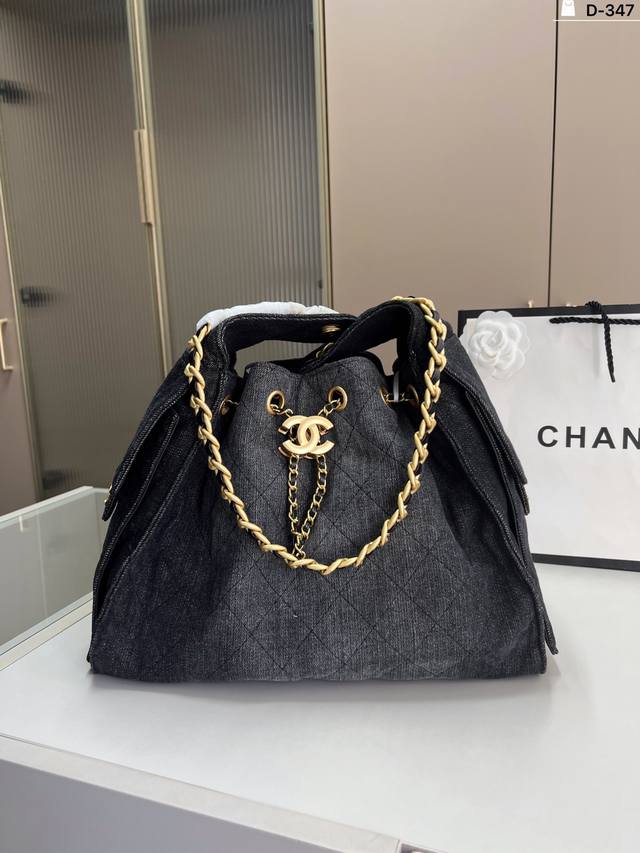 香奈儿Chanel 嬉皮腋下包托特包这款觉得手拎就很好看 配休闲装很酷啊！实物很漂亮 质感超级棒D-347尺寸34×26