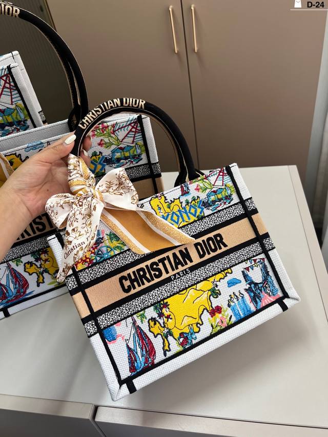 26厘米 Dior迪奥托特包Book 容量超级大也很耐用 日常出街背它回头率百分百 D-24尺寸26×21 36×27 42×35折叠盒