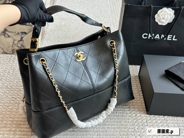 原版皮 今期Chanel終於出爆款了... 剛 上新的Chanel手工房系列中最熱度最高的應是包包了;特別是掠皮小牛皮的大包包了 說真的今期的包包款是特別多,拼